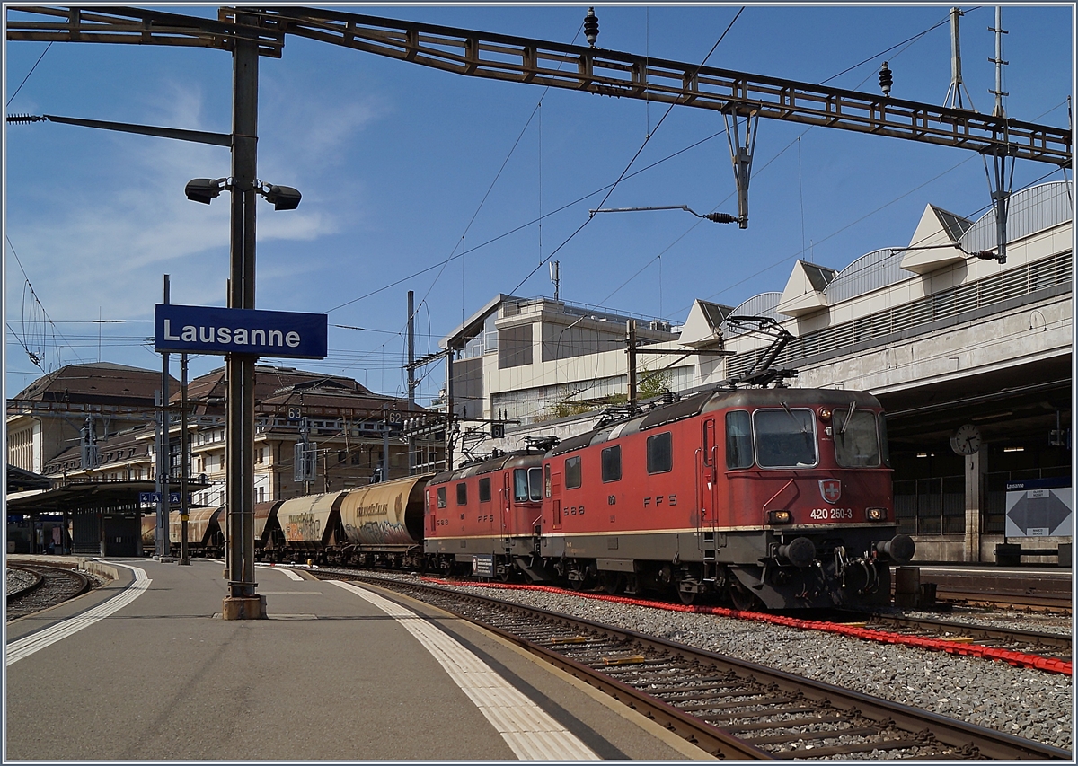 Nach dem Abwarten der Blockdistanz in Lausanne setzen die beiden Re 4/4 II 11250 und 11275 mit dem Spaghetti-Zug von Frankreich nach Italien ihre Fahrt fort. Der Zug besteht aus 17 Uagpps (o.ä.) bzw. die beiden Loks haben 68 Achsen am Hacken. 

17. April 2020
