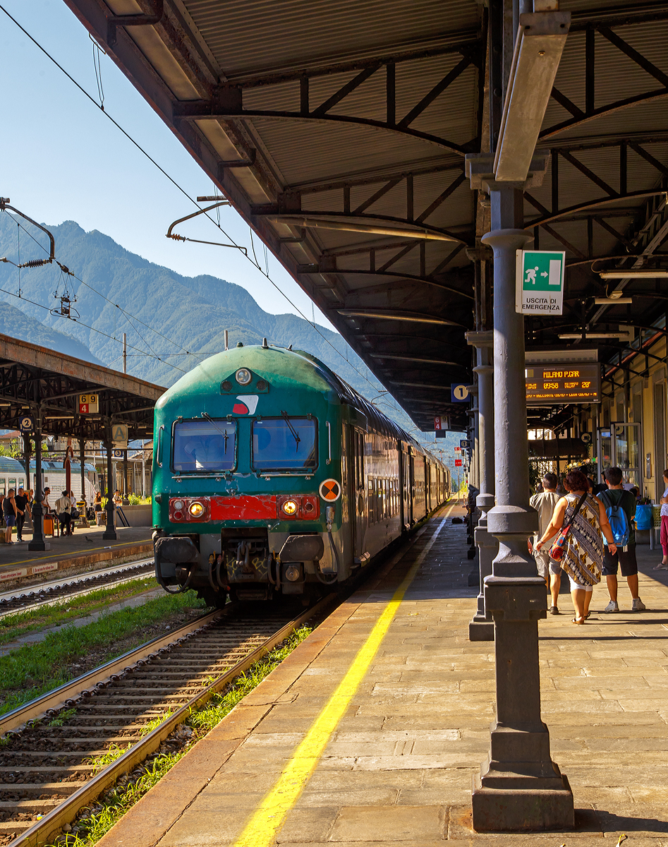 
Nach dem unser eigentlicher RE nach Milano Porta Garibaldi (wir wollten mit bis Arona) wegen einem Defekt nicht fuhr, wurde ca. 20 Minuten später dieser bereitgestellt. 
Steuerwagenvoraus fährt am 04.08.2019 der Trenord-Regionalzug in den Bahnhof Domodossola und wird als RE nach Milano Porta Garibaldi bereitgestellt.
