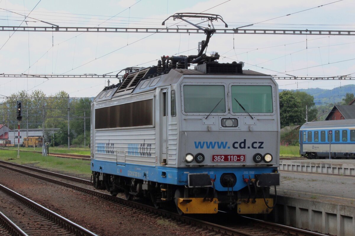 Nach Einfahrt in Klatovy lauft CD 362 110 am 9 Mai 2024 um. 
