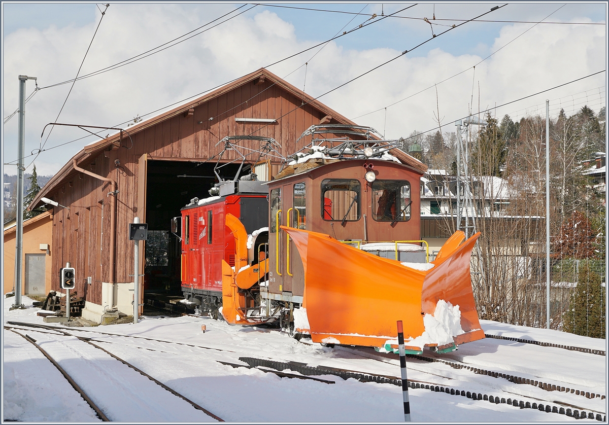 Nach der getanen Arbeit auf der Strecke zum Les Pléiades zieht die CEVC HGe 2/2 die Xrot 91 in Blonay in den Schuppen. (Dort drin steht übrigens noch die zweite HGe 2/2, wie ich kürzlich gesehen habe).
29. Jan. 2019