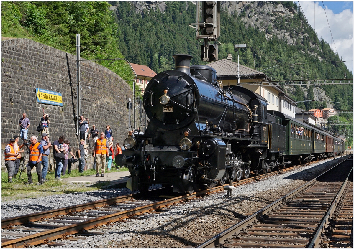 Nach der strengen Gotthard Bergfahrt ist die C 5/6 2978 in Göschenen eingetroffen und stillt nun ihren Durst am Wasserkran.
28. Juli 2016