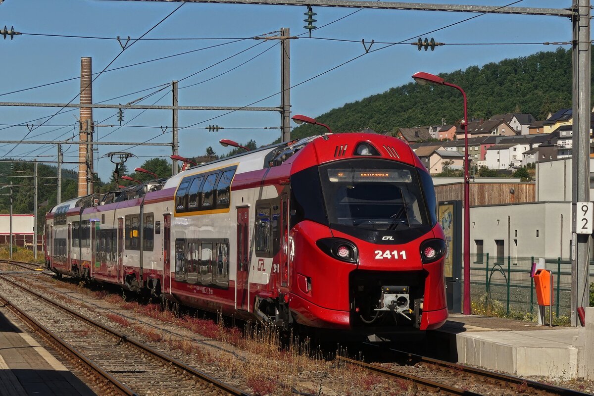 Nachdem 6 weitere Z2 Triebzüge unterwegs nach Rumänien sind haben wir das Glück die 2400 auch in Wiltz zu sehen. Im Bild der 2411 der vor kurzem aus Kautenbach im Bahnhof Wiltz angekommen ist. 24.6.2025