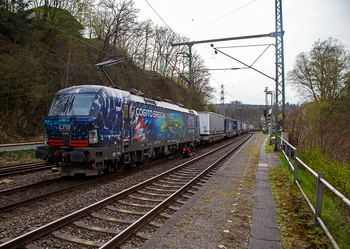 Nachdem eine defekte Weiche bei Schladern wieder repariert ist, vermutlich beim eigleisigen Streckenabschnitt, läuft nun der Zugverkehr wieder auf der Siegstrecke......
Die LTE 193.697 (91 80 6193 697-0 D-LTE) „Cogito Ergo Moveo.“ fährt am 13.04.2022 mit einem KLV-Zug durch Scheuerfeld (Sieg) in Richtung Siegen.

Die Siemens Vectron MS -193 697 wurde 2020 von Siemens Mobilitiy in München-Allach unter der Fabriknummer 22764 gebaut. Sie ist in der Variante A35 und hat die Zulassungen für D/A/I/H/CZ/PL/SK/HR/SLO/SRB/BG/RO.