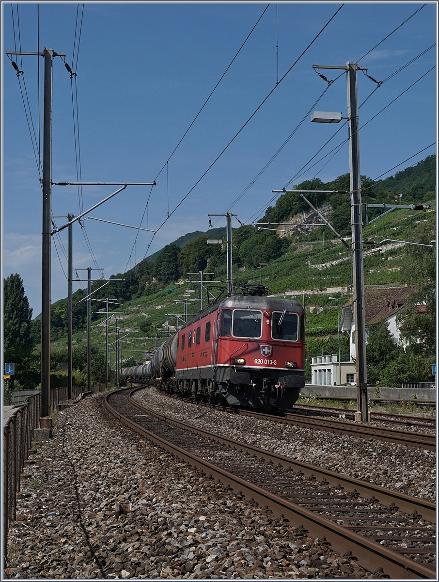 Nachdem ich die Die MRCE 189 090  Göttingen  in Sierre im gegenlicht ausgibig fotografieret. wählte ich für eine weitere Aufnahem die Strecke Twann -Ligerz, da der dortige Einspurabschnitt mir das Risko eines unerwünschnte Gegenzuges ersparte. 
Mit einigen Probeaufnahmen suchte ich mir dann eine geeignte Fotostelle: Hier ist die SBB Re 620 013-3 mit einem Kesselwagenzug bei der Einfahrt in Twann zu sehen. 
31. Juli 2017