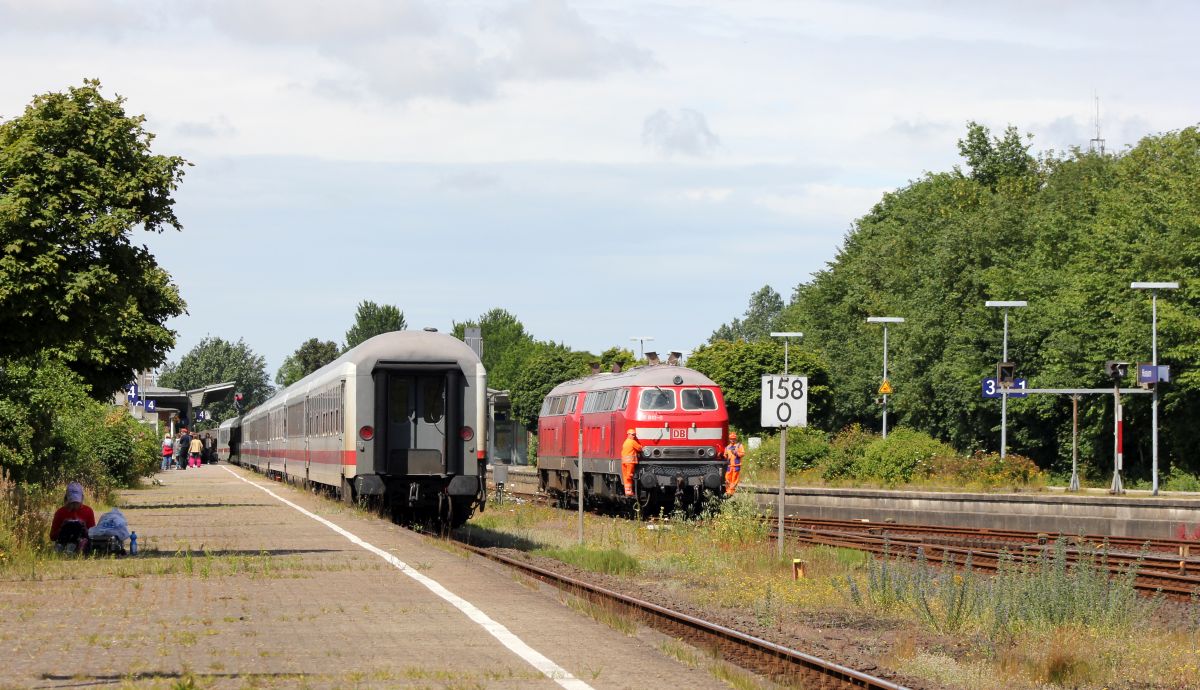 Nachdem der RE6 nach HH auf Gleis 5 einfahren war wurden die beiden 218 umrangiert...die Rangierer kamen kurz vorher mit dem IC 2311 von Nieb�ll/Westerland nach Husum. 10.07.2019