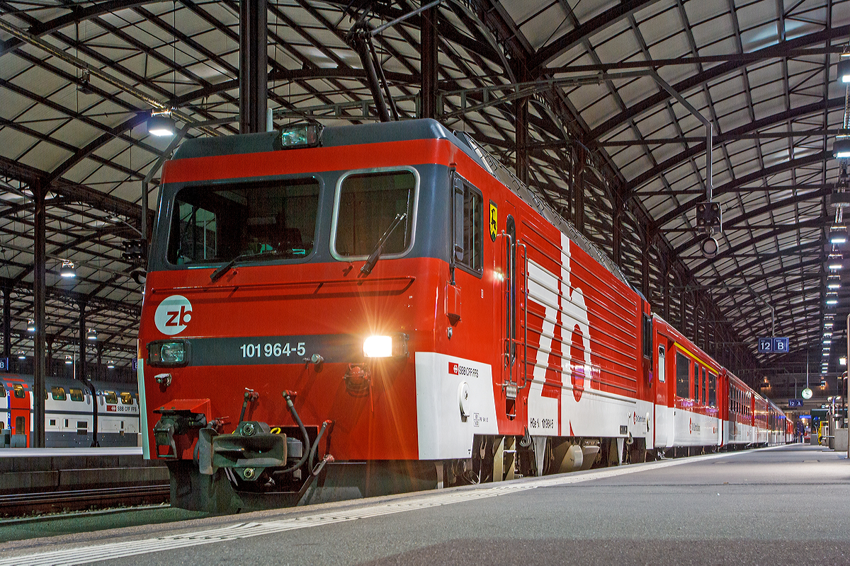 
Nachtschwärmereien - Die zb (Zentralbahn)  HGe 4/4 II - 101 964-5 „Sachseln“  ist am 29.09.2012  (3:49 Uhr) mit einem Zug der zb im Bahnhof Luzern abgestellt. 

Die HGe 4/4 II 101 964-5  „Sachseln“  wurde SLM (Schweizerische Lokomotiv- und Maschinenfabrik) in Winterthur 1990 unter der Fabriknummer 5398 gebaut, der elektrische Teil ist von ABB.
