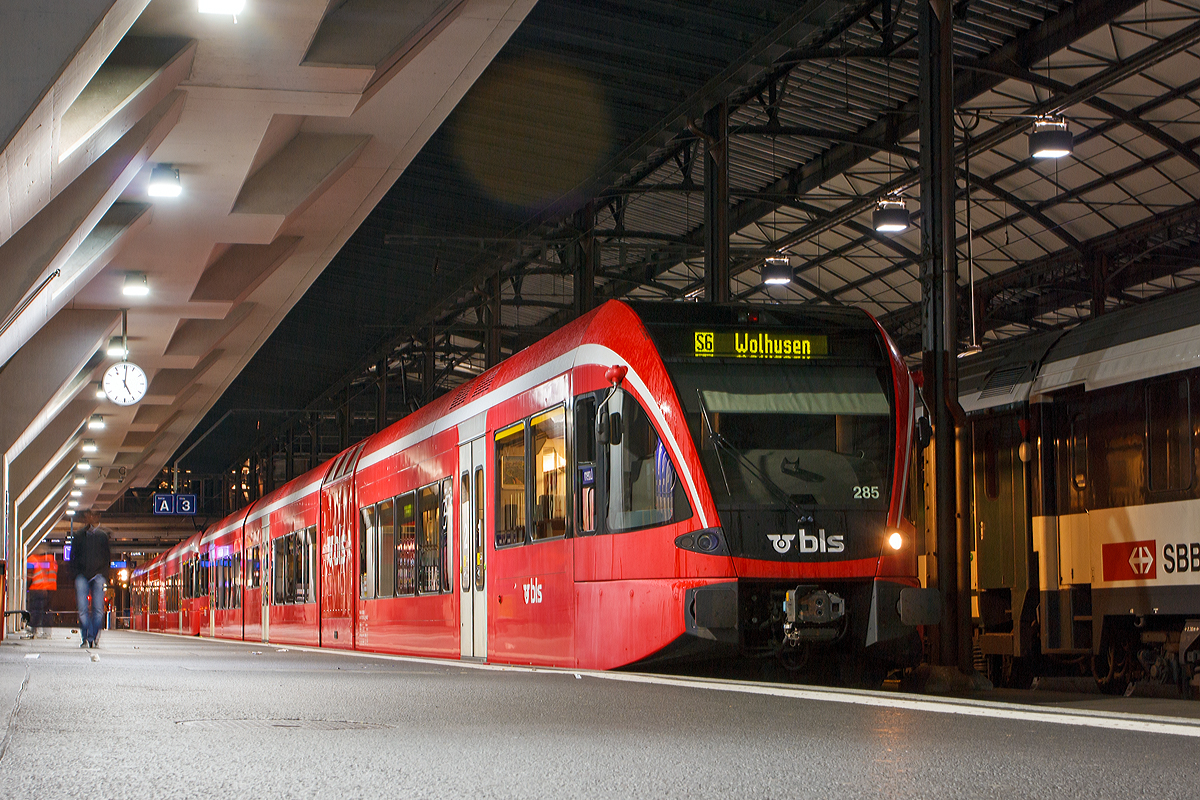 
Nachtschwärmereien -  Zwei gekuppelte elektrische Triebzüge vom Typ Stadler GTW 2/8 - RABe 526 262 und RABe 526 285 (NVR-Nummern 94 85 7526 262 - 1 CH - BLS und 94 85 7526  285 - 2 CH - BLS) der BLS AG, ex Regionalverkehr Mittelland - RM (seit 2013 nun SBB) stehen am 29.09.2012 im Bahnhof Luzern, als S6 nach Wolhusen, bereit.

Der GTW für die RM (ab 2006 zur BLS und ab 2013 zur SBB) ist die erste elektrische Version der 3. Generation mit erhöhter Antriebsleistung und Einzelachsansteuerung. Durch die Anwendung modernster Antriebstechnik ermöglicht es einen Einsatz im strengen S-Bahn Bern Verkehr, sowie auf der Steilstrecke Solothurn – Moutier.

Von diesen elektrischen Triebzügen wurden 6 Stück als GTW 2/6 (wie u.a. der RABe 526 262) und 7 Stück als GTW 2/8 von Stadler in den Jahren 2003 und 2004 für den Regionalverkehr Mittelland (RM) gebaut und geliefert. Die 6 GTW 2/6 wurden 2009/2010 zu GTW 2/8 umgebaut (verlängert um eine Einheit).

Die Entstehung und Geschichte des GTW:
Die schweizerische Biel-Täuffelen-Ins-Bahn wollte neue Triebwagen beschaffen, die keine schweren Bauteile im Dachbereich hatten. Stadler entwickelte daraufhin einen Triebwagen, in dem die Antriebselemente in einem separaten Antriebsmodul zusammengefasst waren. 1995 wurde ein erster Prototyp in Normalspur präsentiert, im April 1996 wurden Probefahrten in der Schweiz unternommen. Noch 1996 setzte die Mittelthurgaubahn drei Prototypen des Dieseltriebzugs GTW 2/6 ein. Für den deutschen Markt wurde ein Konsortium mit Alusuisse, SLM, AEG und DWA Bautzen gegründet. Dieses Konsortium war bei der DB-Ausschreibung zunächst nicht erfolgreich; erst als die Hessische Landesbahn dreißig Triebwagen geordert hatte, bestellte auch die DB insgesamt 66 Triebwagen. Durch verschiedene Firmenübernahmen fielen die Partner des Konsortiums aber in der Folge aus, so dass Stadler seit 2000 für den GTW allein verantwortlich ist. Auch die ersten elektrischen Triebwagen gingen an die MThB, sie waren 1996 bestellt worden.

Die zweite Generation der GTW 2/6 wurde ab 2000 ausgeliefert. Die Triebzüge hatten erstmals einen Kopf aus glasfaserverstärktem Kunststoff.

Für die dritte Generation wurde die Nase noch einmal überarbeitet, die eigentliche Veränderung lag aber in der erhöhten Leistung und heraufgesetzter Höchstgeschwindigkeit. Die dieselelektrische Variante DMU-2 hatte nun zwei statt vormals einen Dieselmotor, die elektrische Variante 700–800 kW statt zuvor 520 kW.

Die vierte Generation berücksichtigt die seit 2008 gültigen EU-Crashnormen. Hier war eine schnelle Entwicklung gefordert, da die Einhaltung dieser Norm die Voraussetzung der Aufträge aus den Niederlanden von Arriva und Veolia war.

Ausführung:
GTW ist eigentlich eine ganze Fahrzeugfamilie, die sich nicht nur äußerlich in verschiedenen Kopfdesigns von eckig bis stromlinienförmig unterscheidet und in verschiedenen Zusammenstellungen und Antriebsvarianten lieferbar ist, sondern auch in verschiedenen Spurweiten, sowie als Zahnradbahnfahrzeug. Die Grundversion ist der GTW 2/6, ein UIC-konformes Vollbahnfahrzeug. 2/6 heißt 2 von 6 Achsen angetrieben. Der GTW 2/6 mit dieselelektrischem Antrieb wird von der Deutschen Bahn als Baureihe 646 geführt.

Das Grundkonzept ist hierbei eher unkonventionell: Ein mittiges Antriebsmodul, auch Antriebscontainer genannt und an seinen beiden Achsen angetrieben, bewegt das Fahrzeug. Zwei leicht gebaute Endmodule mit je einem Drehgestell stützen sich auf das Antriebsmodul, was ein günstiges Traktionsgewicht bewirkt. Zugleich zeigt sich jedoch das für Leichttriebwagen typische Problem der erhöhten Gleitneigung beim Bremsen an Achsen mit geringer Radsatzlast auf zum Beispiel durch Laub verschmutzten Gleisen, welches auch durch die Gleitschutzregler nicht völlig abgefangen werden kann. Außerdem bewirkt der sehr kompakte Aufbau des Antriebsmoduls eine zum Teil unzureichende Kühlung der Maschinenanlage an heißen Sommertagen, sodass die Leistung automatisch abgeregelt wird und die erforderlichen Fahrleistungen nicht erreicht werden können. 

Es ergibt sich eine sehr gute Raumausnutzung der Endmodule, nur ist das Fahrzeug durch das Antriebsmodul in zwei Hälften geteilt und der Gang durch den Antriebscontainer nicht barrierefrei passierbar. Die Endmodule sind mit herkömmlicher Zug- und Stoßvorrichtung oder mit Mittelpufferkupplung lieferbar, dabei können Fahrzeuge mit automatischer Kupplung auch Hilfspuffer erhalten, um Schäden bei der Berührung mit Fahrzeugen mit Regelpuffern zu vermeiden. Außer über den Drehgestellen und an den aufgestützten Enden sind sie niederflurig ausgeführt (über 65 % Niederfluranteil). Alle von einem modernen Nahverkehrswagen erwarteten Komfortmerkmale wie Klimaanlage, Mehrzweckraum, Vakuumtoilette (in behindertengerechtem Waschraum), Fahrgastinformationssystem sind vorgesehen. Der Platz des Triebfahrzeugführers ist mittig angeordnet, als Besonderheit ist jedoch zu erwähnen, dass bei einigen Fahrzeugen Fahr-/Bremshebel und PZB-Taster so angeordnet sind, dass sie mit der linken Hand bedient werden müssen.

Es sind dieselelektrische Antriebsmodule mit 550 kW oder (seit 2003) mit zweimal 375 = 750 kW Leistung erhältlich, außerdem elektrische Antriebsmodule mit 600 kW bis 1.100 kW Leistung. Alle Antriebsmodule arbeiten mit IGBT-Pulswechselrichtern. Als spezielle Eigenschaft sind die Hilfsbetriebe im Hauptumrichter integriert. Die Umrichteranlage stammt von ABB und wird am Standort Turgi (Schweiz) gefertigt.

Durch Einfügen eines Mittelwagens (ebenfalls nur mit einem Drehgestell) auf einer Seite des Antriebsmoduls kann der GTW 2/6 zum GTW 2/8 ausgebaut werden. Statt des Mittelwagens kann aber auch ein weiteres Antriebsmodul eingefügt werden. Zwischen den beiden Modulen wird dann entweder eine achslose Fahrgastzelle eingehängt (GTW 4/8) oder es werden zwei GTW 2/6 miteinander verbunden, während zwei Führerstände wegfallen (GTW 4/12). Für betriebliche Flexibilität können bis zu vier GTW gleicher Bauart in Mehrfachtraktion gefahren oder ein antriebsloser Steuerwagen (Achsformel 2'2') angekuppelt werden, der einem Endwagen ähnelt.


