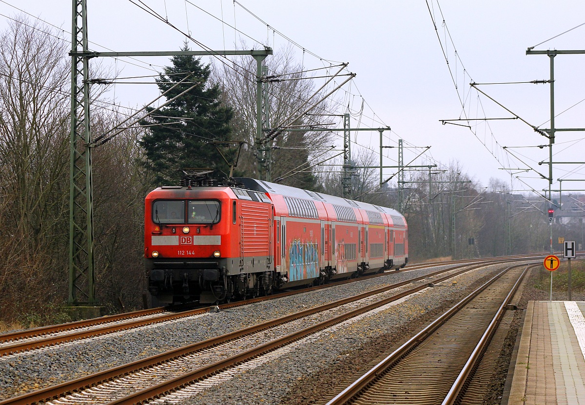 NAH.SH 112 144 mit dem RE7 nach Flensburg bei der Einfahrt in Schleswig. 03.01.2016