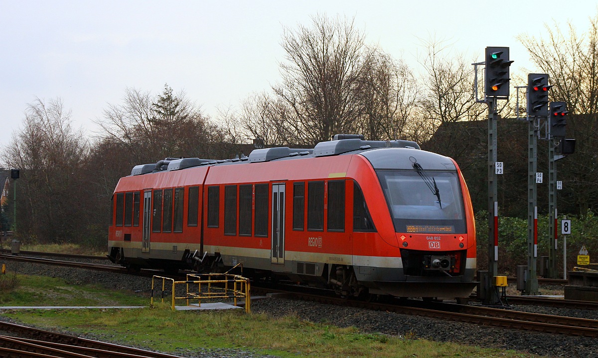 NAH.SH/DB Regio Lint41 0648 352/852 verl�sst hier als RB 64 nach St.Peter-Ording den Bahnhof Husum. 06.12.2015