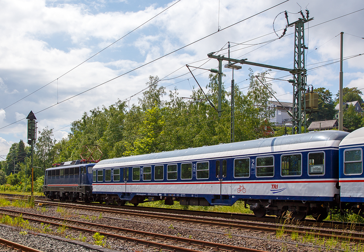 
Nahverkehrswagen 2. Klasse mit Fahrradabteil (n-Wagen) der Gattung Bnrd 451.9 (ex Bnr 725.0), D-TRAIN 50 80 84-34 225-4 Bnrd 451.9 der TRI Train Rental GmbH, am 02.06.2018 bei einer in Niederschelderhütte. Vorne die Zuglok 110 469-4.

Der ursprüngliche Wagen (Bnr 725.0) wurde zwischen 1965 und 1968 vom AW Karlsruhe gebaut und 1996 umgebaut. Diese Fahrradwagen der Bauart Bnrdz 451.9 entstanden durch Umbau aus reinen Sitzwagen, indem der Endgroßraum am Handbremsende ausgeräumt und mit Klappsitzen versehen wurde.

TECHNISCHE DATEN:
Spurweite: 1.435 mm
Länge über Puffer: 26.400 mm
Wagenkastenlänge: 26.100 mm
Wagenkastenbreite:  2.825 mm
Höhe über Schienenoberkante: 4.050 mm
Drehzapfenabstand: 19.000 mm
Achsstand im Drehgestell: 2.500 mm
Drehgestellbauart:  Minden-Deutz 432
Leergewicht:  33 t
Höchstgeschwindigkeit:  140 km/h
Sitzplätze: 90
Abteile: 2 Großräume 2. Klasse, 1 Mehrzweckabteil
Toiletten:  1 (geschlossenes System)