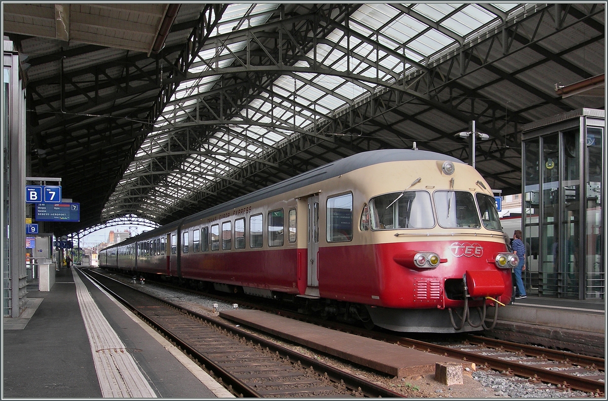 NBS ist nicht einen Erfindung unsere Tage: am 16 Mai 1915, also vor genau 100 Jahren, wurde der 6099 Meter lange Mont d'Or Tunnel zwischen Vallorbe (CH) und Longevilles Rochjean (F) eröffnet und ersparte den Zügen auf der Fahrt über die Simplonstrecke den Umweg über Pontarlier. Grund genug den Tag mit dem wohl faszinierenstem Zug der je auf dieser Strecke fuhr - dem TEE  Cislpin , der hier in Form des RAe TEE II auf seine alte Stammstrecke zurückkehrte und von Lausanne nach Vallorbe fuhr. Einen lieben Dank an Julian für den kleinen Besuch und den grossen Tipp. 
Lausanne, den 16. MAi 2015
