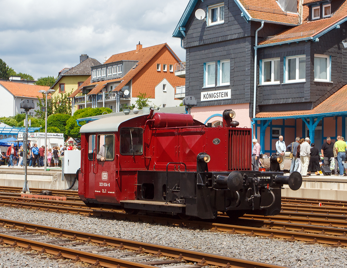
Neue Version und in 1200 px..........
Die 323 634-6, ex DB Köf 6322 am 12.06.2011 beim Bahnhofsfest in Königstein/Taunus. Die Köf II wurde 1958 von Gmeinder unter Fabrik-Nr. 5022 gebaut. 