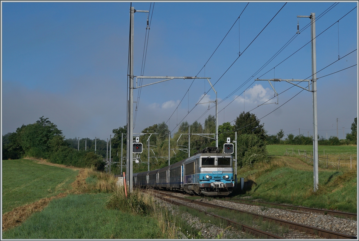  Nez-Cassé  - vor gut 40 Jahren zum ersten Mal gesehen, waren sie doch etwas gewöhnungsbedürftig, aber mit der Zeit gefiel die Formgebung der E-Lok. Die SNCF BB 22360 ist bei Satigny mit ihrem TER auf dem Weg von Lyon nach Genève. Die  Nez-Cassé Loks waren/sind auch in Belgien, den Niederlanden und Slowenien bei den jeweiligen Staatsbahnen im Einsatz.

2. Aug. 2021