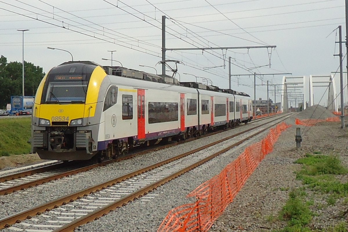 NMBS 08 534 treft am 19 Juni 2014 in Antwerpen-Luchtbal ein. 