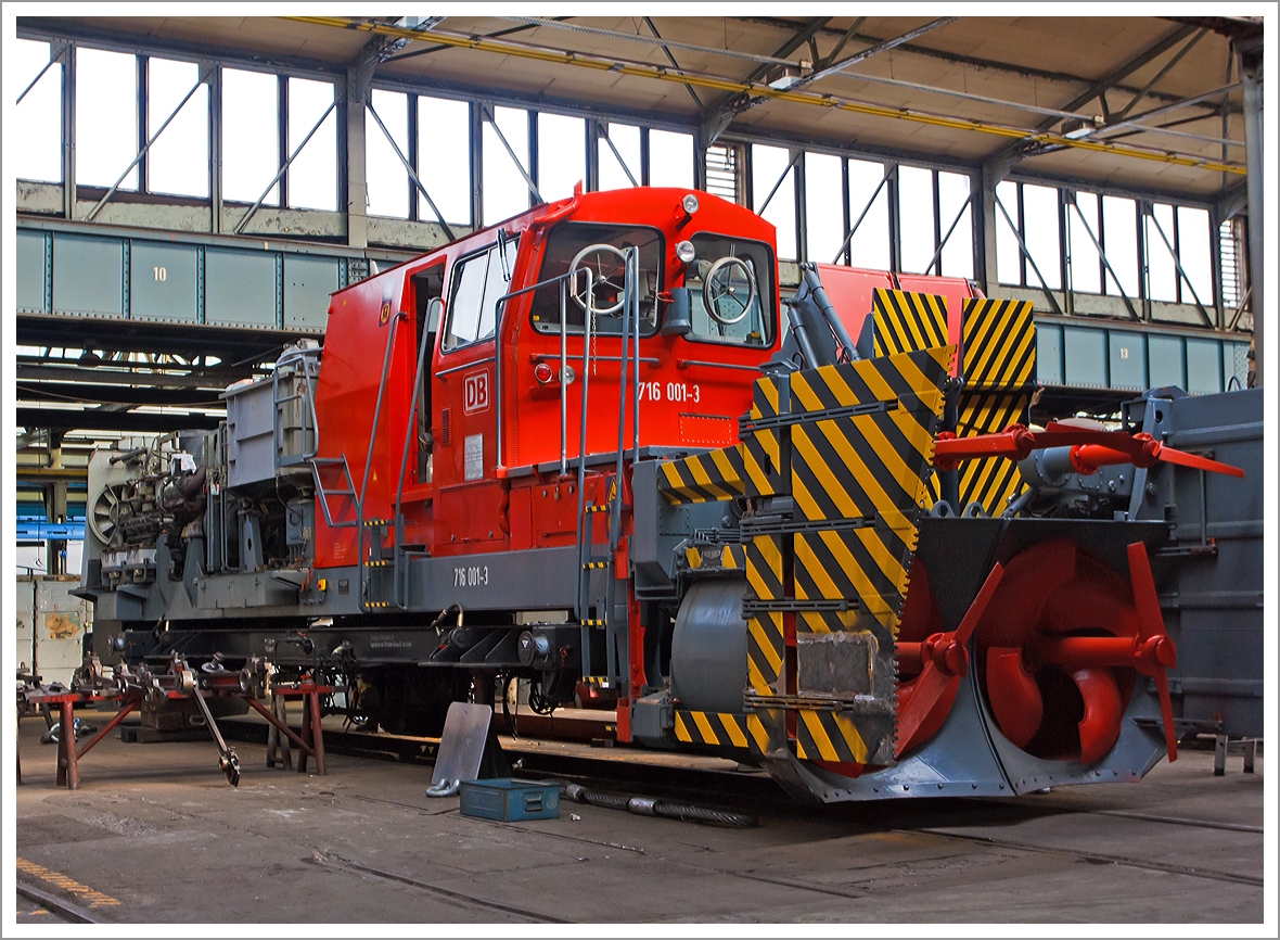 Noch zerlegt und in  der Revision.....
Die selbstfahrende Schneeschleuder 716 001-3 der DB Netz AG steht am 24.08.2013, in den Hallen im Dampflokwerk Meiningen (DLW).

Weitere Informationen zu diesen Schneeschleudern siehe: http://hellertal.startbilder.de/name/einzelbild/number/291780/kategorie/Deutschland~Unternehmen~DB+Netz+AG.html