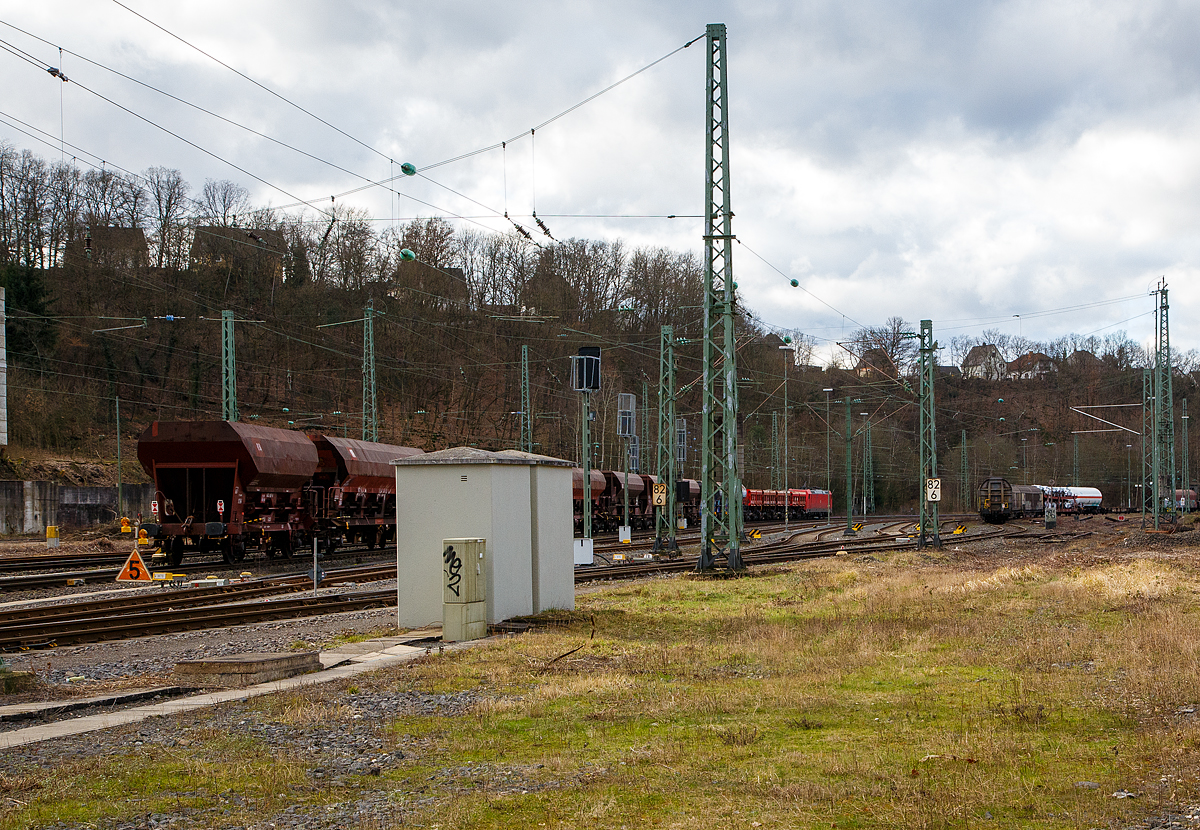 Nochmal als Nachschuss auf den gesamten Zug.....
Die 185 244-1 (91 80 6185 244-1 D-DB) der DB Cargo AG fährt am 23.02.2022 mit einem Schotterzug (unterschiedliche Wagen) durch Betzdorf (Sieg) in Richtung Köln. Nochmal einen lieben Gruß an den sehr netten Lokführer zurück, der mich mit Signal und Handzeichen grüßte. 

Nun hat er eine Langsamfahrstelle, die mit max. 50 km/h befahren werden darf zu erwarten, was durch die Langsamfahrscheibe (Lf 1) angezeigt wird. Die Langsamfahrstelle besteht schon seit Tagen. 