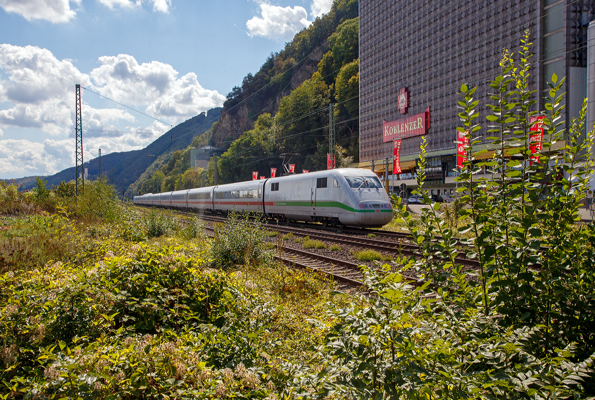Nochmal als Nachschuss....
Der ICE 1 – Tz 155 „Rosenheim“, geführt von dem Triebkopf 401 555-8 (93 80 5401 555-8 D-DB) und am Zugschluss 401 055-9 (9 93 80 5401 055-9 D-DB), rauscht am 02.09.2020 auf der Linken Rheinstrecke durch Koblenz-Oberwerth in Richtung Mainz.

Die Triebköpfe haben grünen Zierstreifen mit der Aufschrift  Deutschlands schnellster Klimaschützer .
