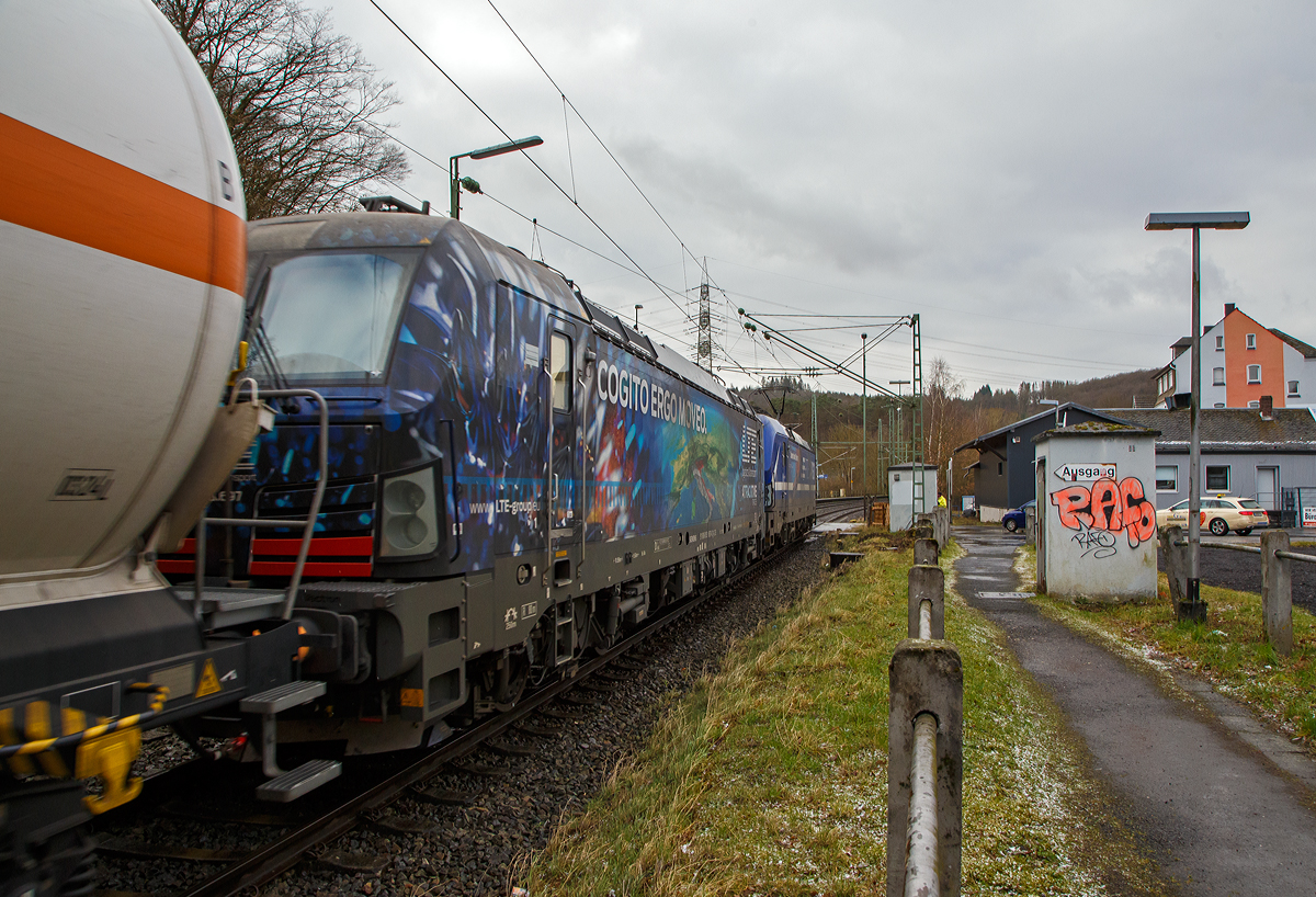 Nochmal als Nachschuss....
Die an die RTB CARGO GmbH vermietete Siemens Vectron MS der ELL - European Locomotive Leasing (Wien) 193 791 (91 80 6193 791-1 D-ELOC) fährt am 20.01.2022 mit der kalten LTE 193 697-0 (91 80 6193 697-0 D-LTE) und einem Druckgaskesselwagenzug (BUTAN o.ä.) durch Scheuerfeld (Sieg) in Richtung Köln. Leider hatte ich die falsche Gleisseite gewählt.

Vorne die Siemens Vectron MS -193 791 wurde 2018 von Siemens Mobilitiy in München-Allach unter der Fabriknummer 22496 gebaut. Sie hat die Zulassungen für D/A/H/PL/CZ/SK/RO/NL. Hinten die Siemens Vectron MS -193 697 wurde 2020 von Siemens Mobilitiy in München-Allach unter der Fabriknummer 22764 gebaut. Sie ist in der Variante A35 und hat die Zulassungen für D/A/I/H/CZ/PL/SK/HR/SLO/SRB/BG/RO.