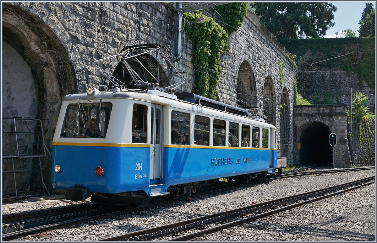 Nochmals der Bhe 2/4 204 als Regionalzug Richtung Rochers de Naye bei der Abfahrt in Montreux.
21.August 2018 