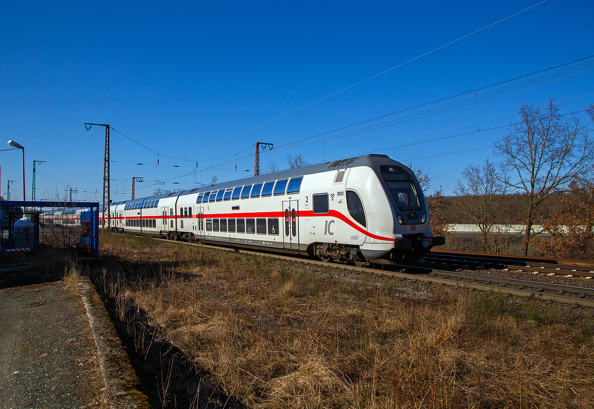 Nochmals eine lieben Gruß an den netten grüßenden Lf zurück....
Mein Standort war ungeschickt gewählt, hatte aber erst auf einen Zug in Gegenrichtung erwartet, so ist der folgende Nachschuss auf diesen Zug das eigentlich bessere Bild.

Steuerwagen voraus fährt der IC2 (Garnitur IC 4887) am 07.03.2022, als IC 2321 (Norddeich Mole - Münster  -  Siegen – Frankfurt/Main) durch Rudersdorf (Kr. Siegen) in Richtung Frankfurt.  Schublok war die 147 563 (91 80 6147 563-1 D-DB - IC 4887).