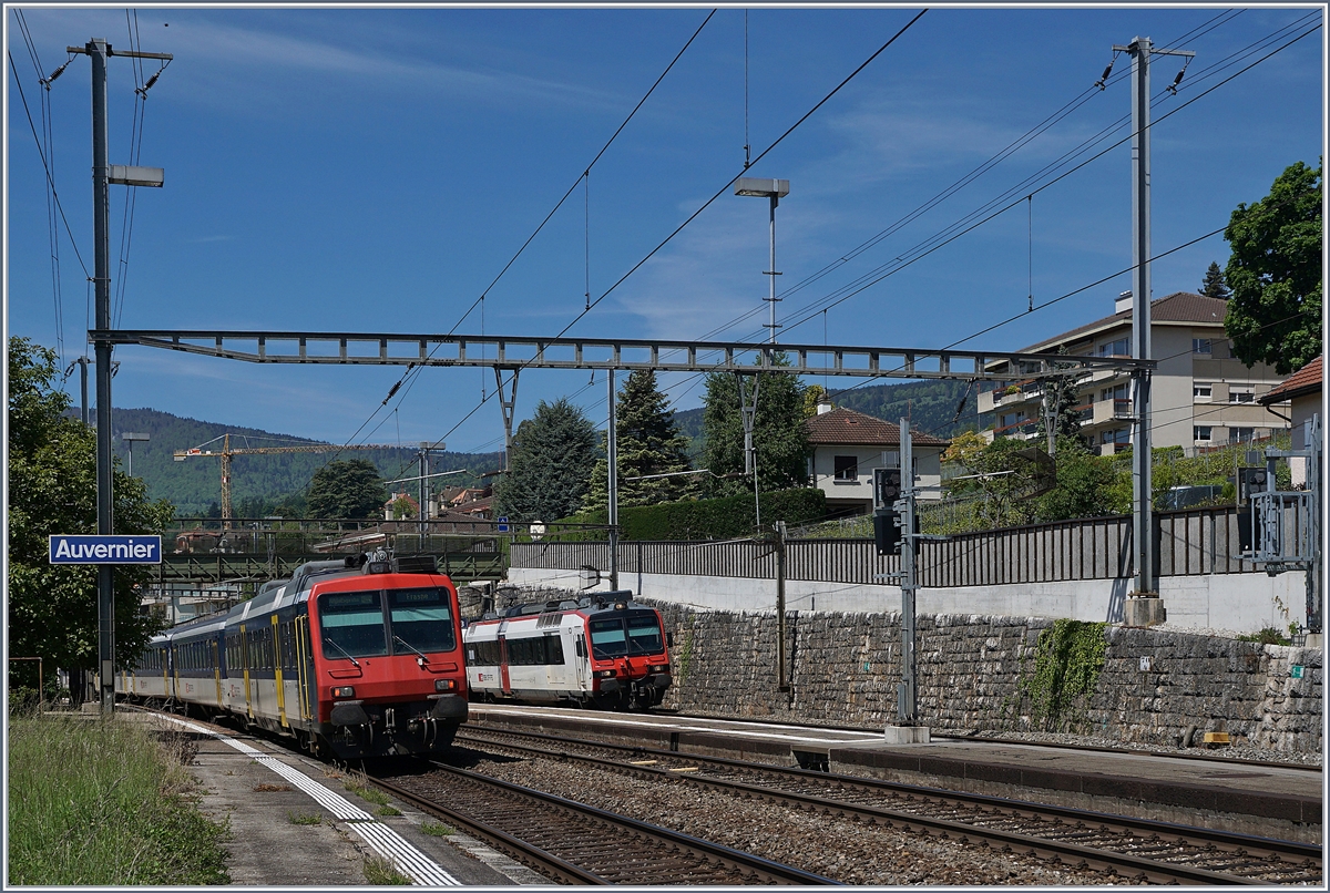 NPZ und Domino gemeinsam; auch 2017 noch möglich, auch wenn der  NPZ  eigentlich ein RBe 562 Pendelzug ist. Während der Domino von Buttes nach Neuchtel fährt, stellt der NPZ den Anschluss von Neuchatel an den TGV nach Paris in Frasne her.
Auvernier den 16. Mai 2017.  