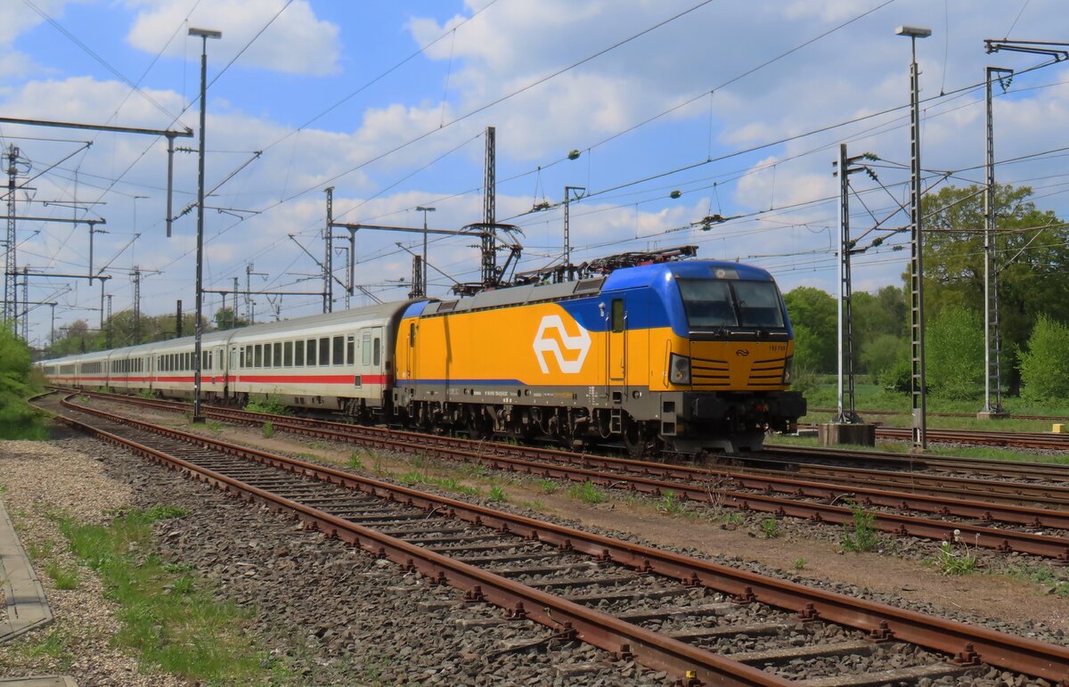 NS 193 735 treft mit der IC-Berlijn am 26 April 2025 in Bad Bentheim ein.