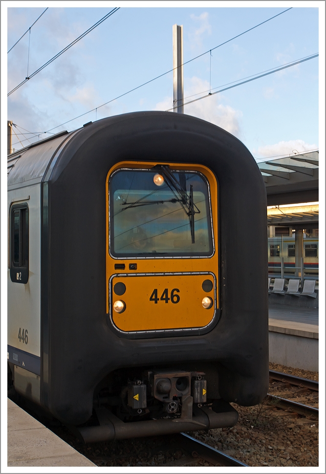 ....nun er hat die Gumminase im Detail nochmals fotografiert.

Detail Frontansicht der SNCB/NMBS Gumminase 446 AM 96 (AM=Automotrice), am 23.11.2013 im Bahnhof Brügge (Brugge).
