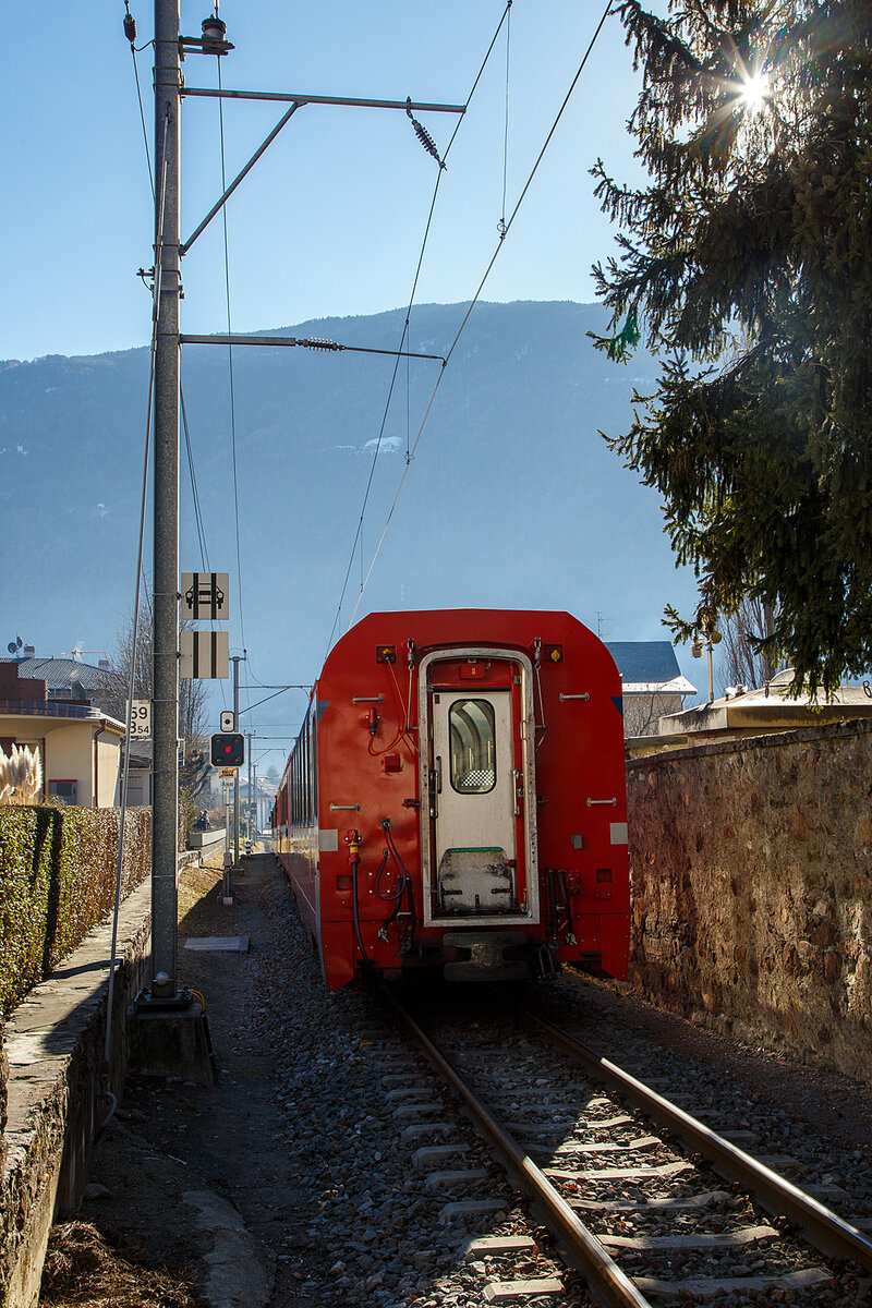 Nun f�hrt der RhB Regio Zug von St. Moritz nach Tirano auf den letzten Metern Gleis der 60,688 km langen  Berninabahn und erreicht am 19 Februar 2017 bald die Endstation den RhB Bahnhof Tirano.