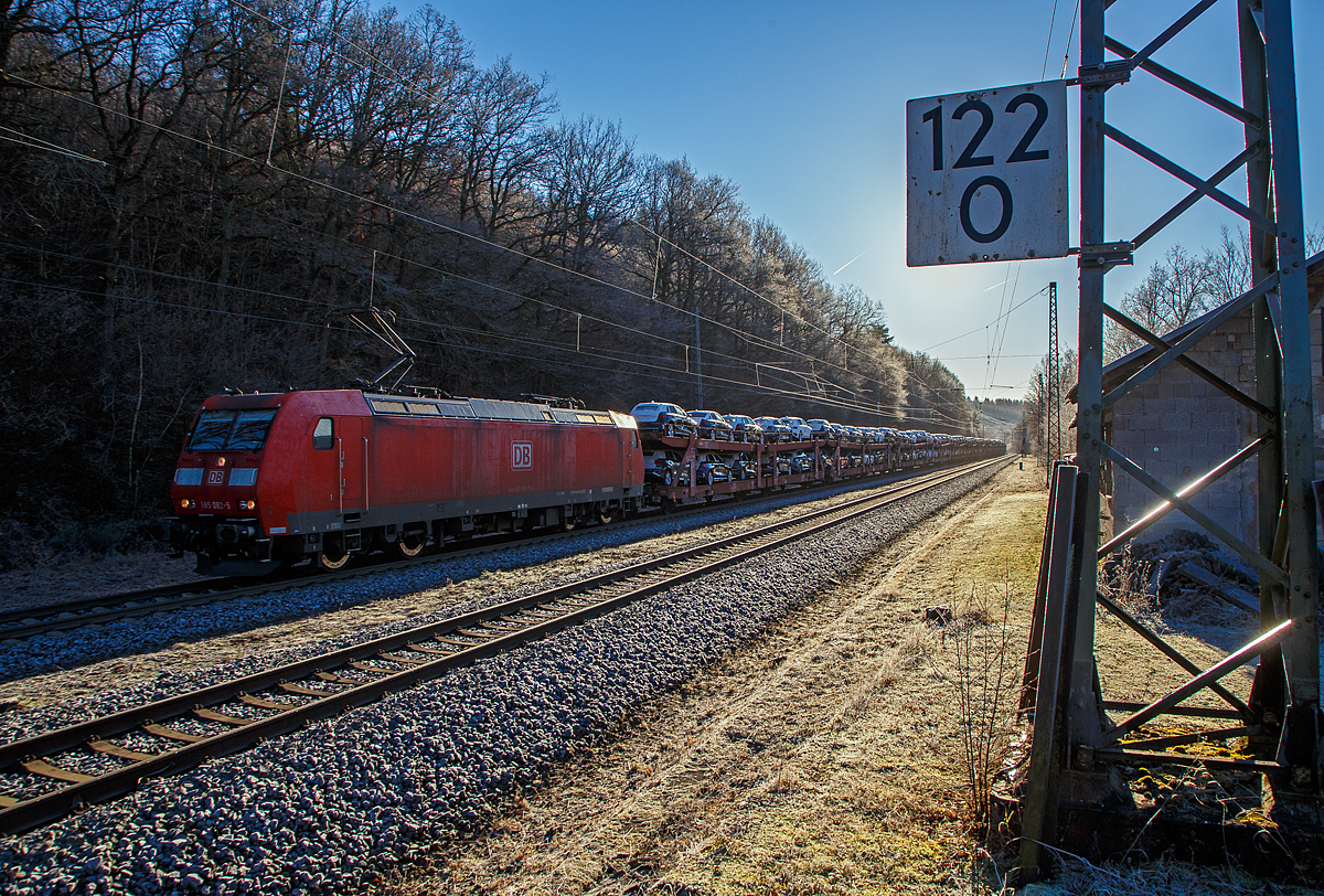 Nun geht es etwas besser mit dem Gegenlicht....
Die 185 082-5 (91 80 6185 082-5 D-DB) der DB Cargo AG fährt am kalten Vormittag des 21.12.2021, mit einem sehr langen Autotransportzug der DB Cargo Logistics GmbH, durch Dillbrecht in Richtung Ruderdorf. Die Lok hatte, durch die vereiste Oberleitung, mächtig viel Bügelfeuer, was ich aber nicht auf Bild brachte (ist aber auch schwer).

Die TRAXX F140 AC1 wurde 2002 bei Bombardier in Kassel unter der Fabriknummer 33497 gebaut. 
