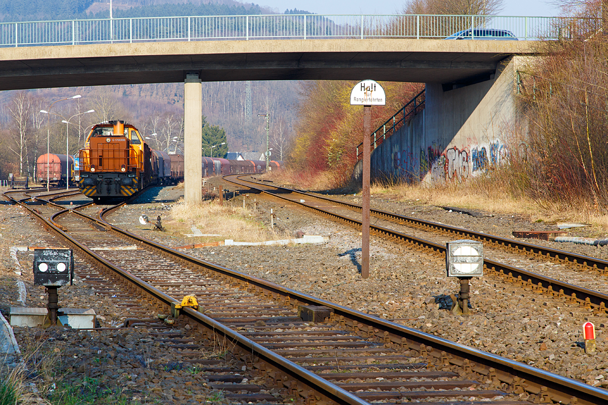 Nun die geschlossene Gleissperre hier an der Anschlu�stelle zum KSW-Gleis (Betriebsst�tte Freien Grunder Eisenbahn) in Herdorf am 20.03.2015. 

Rechts ist die Hellertalbahn (KBS 462), einst eine zweigleisige Hauptbahn zwischen Betzdorf und Haiger (eigentlich sogar K�ln-Deutz und Gie�en). 

Eine Gleissperre ist eine mechanische Flankenschutzvorrichtung in Eisenbahngleisen. Eine Gleissperre verhindert das Befahren des Gleises mit Schienenfahrzeugen �ber die mit der Gleissperre gesicherte Stelle hinaus. Mit Gleissperren sichert man in Deutschland Nebengleise eines Bahnhofs, die in Hauptgleise m�nden, und unter bestimmten Voraussetzungen auch die von der freien Strecke abzweigenden Gleise von Anschlussstellen. Gleissperren sollen, wie auch Schutzweichen, insbesondere Unf�lle durch Flankenfahrten verhindern, die durch das Abrollen abgestellter, versehentlich nicht gesicherter Schienenfahrzeuge oder durch eine Rangierfahrt verursacht sein k�nnen. Sie z�hlen im Gegensatz zu Signalen, die nur wirken, wenn sie beachtet werden, zum „unmittelbaren” oder „zwingenden” Flankenschutz. Das �berfahren einer aufgelegten Gleissperre f�hrt zum gewollten Entgleisen des Schienenfahrzeuges in die dem zu sch�tzenden Gleis entgegengesetzte Richtung. Der metallene Sperrklotz (Entgleisungsschuh) der Gleissperre kann nur durch Abheben eines Rades des Schienenfahrzeuges �berrollt werden und das Fahrzeug in der „Auswurfrichtung” seitlich von der Schiene weg und so zum Entgleisen bringen.