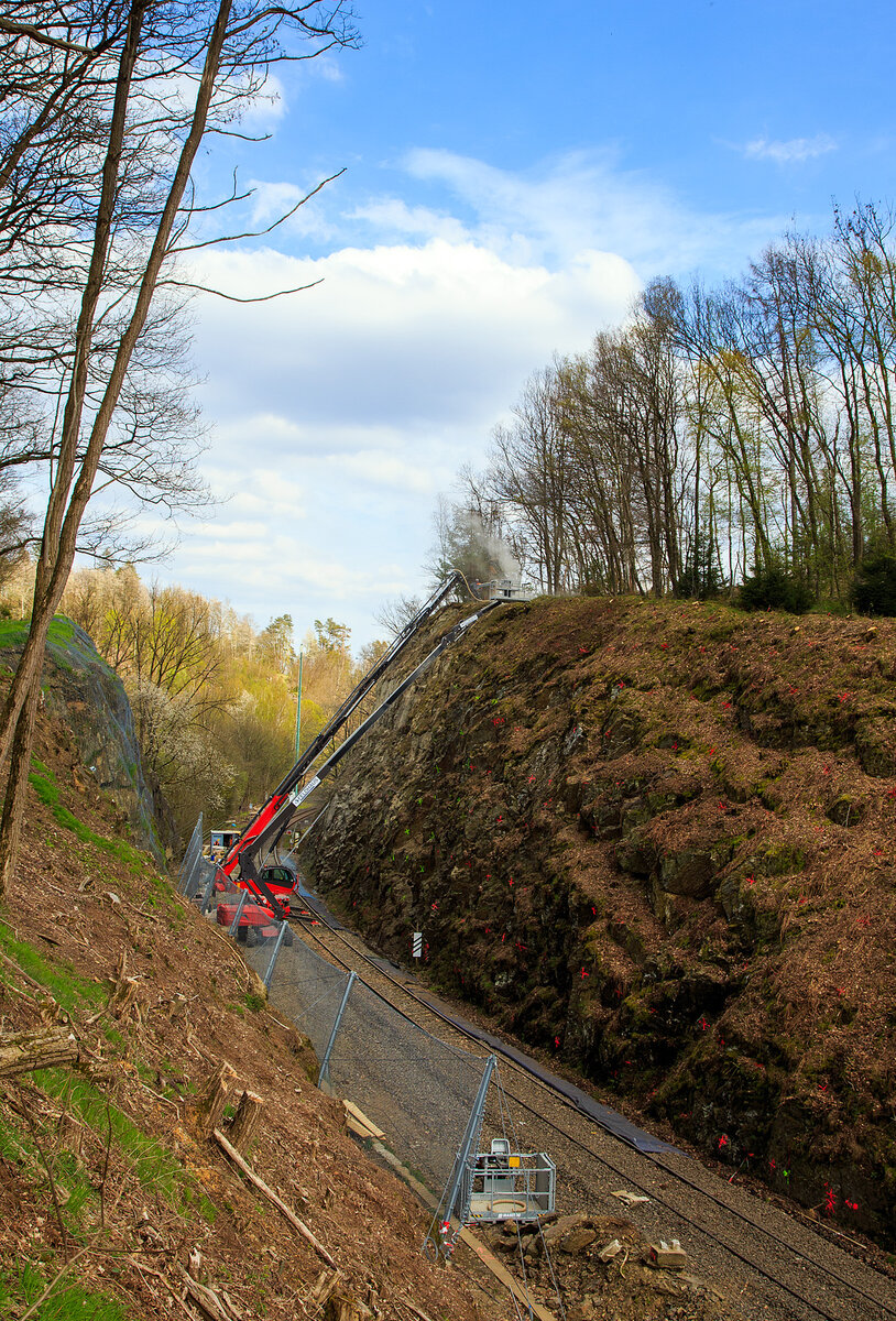 Nun haben die Felssicherungsarbeiten endlich begonnen....
Am 23. Dezember 2022 ca. 18:15 Uhr kam es hier, in Herdorf kurz hinter dem Hp  K�nigsstollen (bei km 88,4 der Hellertalbahn KBS 462), zu einem Felssturz und der HLB Triebwagen VT 507, als RB 96 „Hellertalbahn“ entgleiste, verletzt wurde zum Gl�ck niemand. Nun nach �ber vier Monaten haben endlich die erforderlichen Sicherungsma�nahmen begonnen, hier am 27.04.2023. Zuerst m�ssen viele 4 m lange Anker in den Fels getrieben werden. Die Arbeiten werden von der Firma FELDHAUS Bergbau GmbH & Co. KG aus Schmallenberg (Hochsauerland) ausgef�hrt. 
