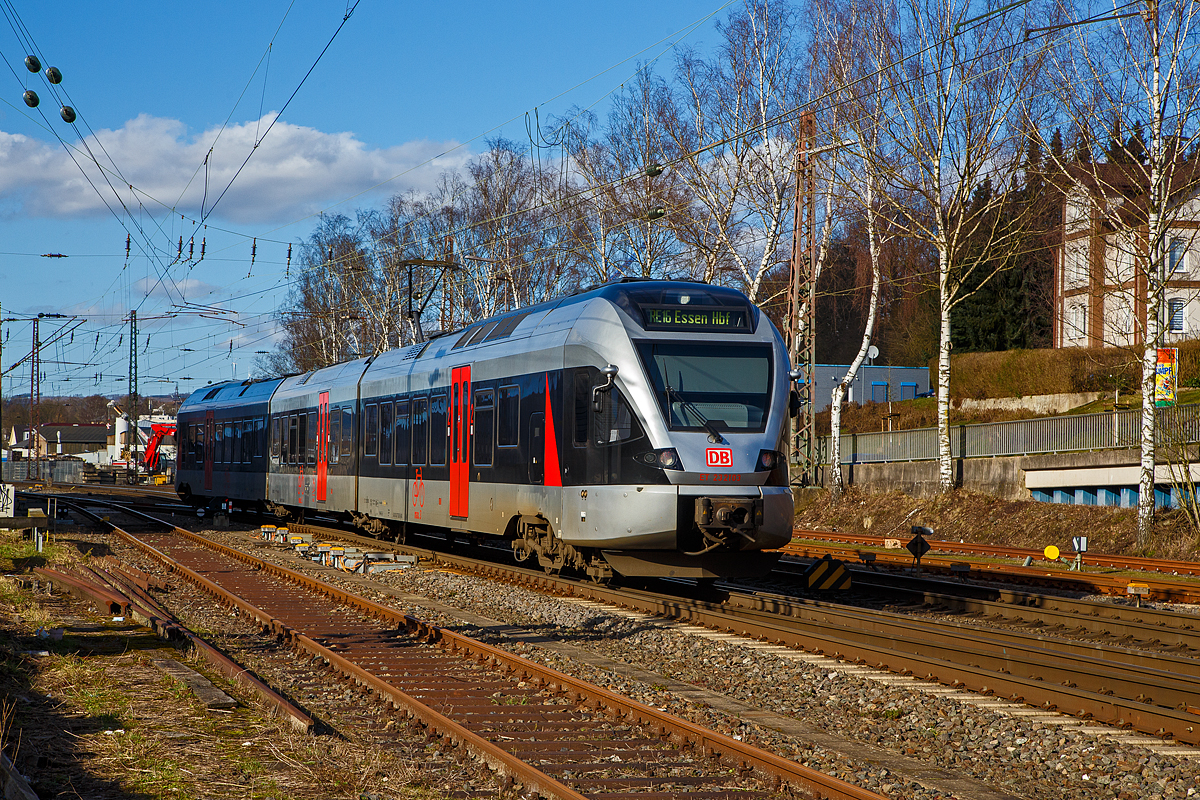 Nun mit DB-Logo.....
Nach der Insolvenz  der Abellio Rail NRW GmbH ist das Ruhr-Sieg-Netz (RE 16 und RB 91), wie auch die Stadler FLIRT dieser Linie, an die DB Regio NRW gegangen.

DB Stadler FLIRT ET 23 2103 (94 80 0427 102-9 D-DB / 94 80 0827 102-5 D-DB / 94 80 0427 602-8 D-DB), ex Abellio Rail NRW ET 23 2103  Werdohl  ex ET 23 003, erreicht am sonnigen 23.02.2022, als RE 16  Ruhr-Sieg-Bahn  als RE 16  Ruhr-Sieg-Express  (Siegen – Hagen – Essen), bald den Bahnhof Kreuztal.

Der FLIRT wurde 2007 von der Stadler Pankow GmbH in Berlin unter der Fabriknummer 34663 gebaut.Er wurde von Macquarie Rail (vormals CBRail) an die Abellio Rail NRW GmbH verleast bzw. vermietet. Im Jahr 2020 verkaufte Macquarie das Leasinggeschäft für Schienenfahrzeuge an die französischen Konkurrenten Akiem. Ob die DB Region nun der Eigentümer ist oder neuer Mieter ist mir nicht bekannt.
Nun mit DB-Logo.....
Nach der Insolvenz  der Abellio Rail NRW GmbH ist das Ruhr-Sieg-Netz (RE 16 und RB 9), wie auch die Stadler FLIRT dieser Linie, an die DB Regio NRW gegangen.

DB Stadler FLIRT ET 23 2103 (94 80 0427 102-9 D-DB / 94 80 0827 102-5 D-DB / 94 80 0427 602-8 D-DB), ex Abellio Rail NRW ET 23 2103  Werdohl  ex ET 23 003, erreicht am sonnigen 23.02.2022, als RE 16  Ruhr-Sieg-Bahn  als RE 16  Ruhr-Sieg-Express  (Siegen – Hagen – Essen), bald den Bahnhof Kreuztal.

Der FLIRT wurde 2007 von der Stadler Pankow GmbH in Berlin unter der Fabriknummer 34663 gebaut.Er wurde von Macquarie Rail (vormals CBRail) an die Abellio Rail NRW GmbH verleast bzw. vermietet. Im Jahr 2020 verkaufte Macquarie das Leasinggeschäft für Schienenfahrzeuge an die französischen Konkurrenten Akiem. Ob die DB Region nun der Eigentümer ist oder neuer Mieter ist mir nicht bekannt.