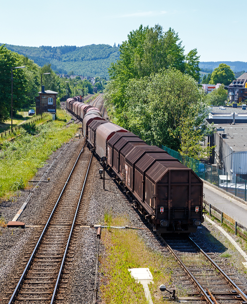 
Nun schl�ngelt der Zug von der Anschlussgrenze zur KSW Kreisbahn Siegen-Wittgenstein (ehem. Freien Grunder Eisenbahn AG) via Gleis 4 vom Bahnhof Herdorf in Richtung Betzdorf. 

Die Lok 42 (92 80 1277 902-3 D-KSW) der KSW (Kreisbahn Siegen-Wittgenstein) f�hrt am 04.06.2015 mit ihrem langen �bergabezug von Herdorf in Richtung Betzdorf/Sieg los. Da die Wagen alle leer sind, zieht die Lok den Zug mit Leichtigkeit.