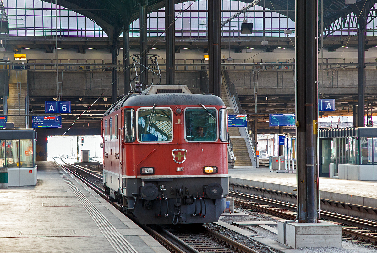 
Nun setzt sich gleich die SBB Re 4/4 II - 11115 bzw. Re 420 115-8 (91 85 4 420 115-8 CH-SBB) ans andere Ende des Zuges und übernimmt ihn als IR 1967 zur Rückfahrt von Basel nach Zürich (24.09.2016).  

Die Re 4/4 II ist eine Lokomotiven der ersten Bauserie (11107–11155) weist wie die Prototypen-Lok nur einen Scherern-Stromabnehmer auf, sind allerdings mit 14,90 m um 10 cm länger als die Prototypen. Die Loks der nachfolgenden Bauserien sind mit 15, 41 m bzw. 15,52 m noch länger. 

Die Re 4/4 II 11115 wurde 1966 von der Schweizerische Lokomotiv- und Maschinenfabrik (SLM) in Winterthur unter der Fabriknummer 4647 gebaut, der elektrische Teil ist von der BBC in Baden (Fabriknummer 7589), teils aber auch von MFO und SAAS.