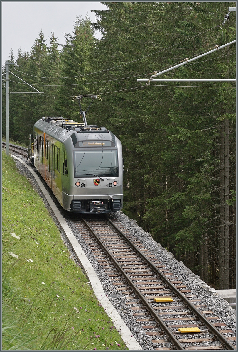 Nun sind die BLM Be 4/6 im Planbetrieb zu sehen. Zur Zeit fahren sie mit den aktuellen Triebwagen Be 4/4 21, 23 und 31 im Mischbetrieb, was fototechnisch gar nicht so einfach zu zeigen ist. Der BLM 4/6 102  Mönch  ist als R66 738 von Mürren zur Grütschalp unterwegs. 

23. Juli 2024