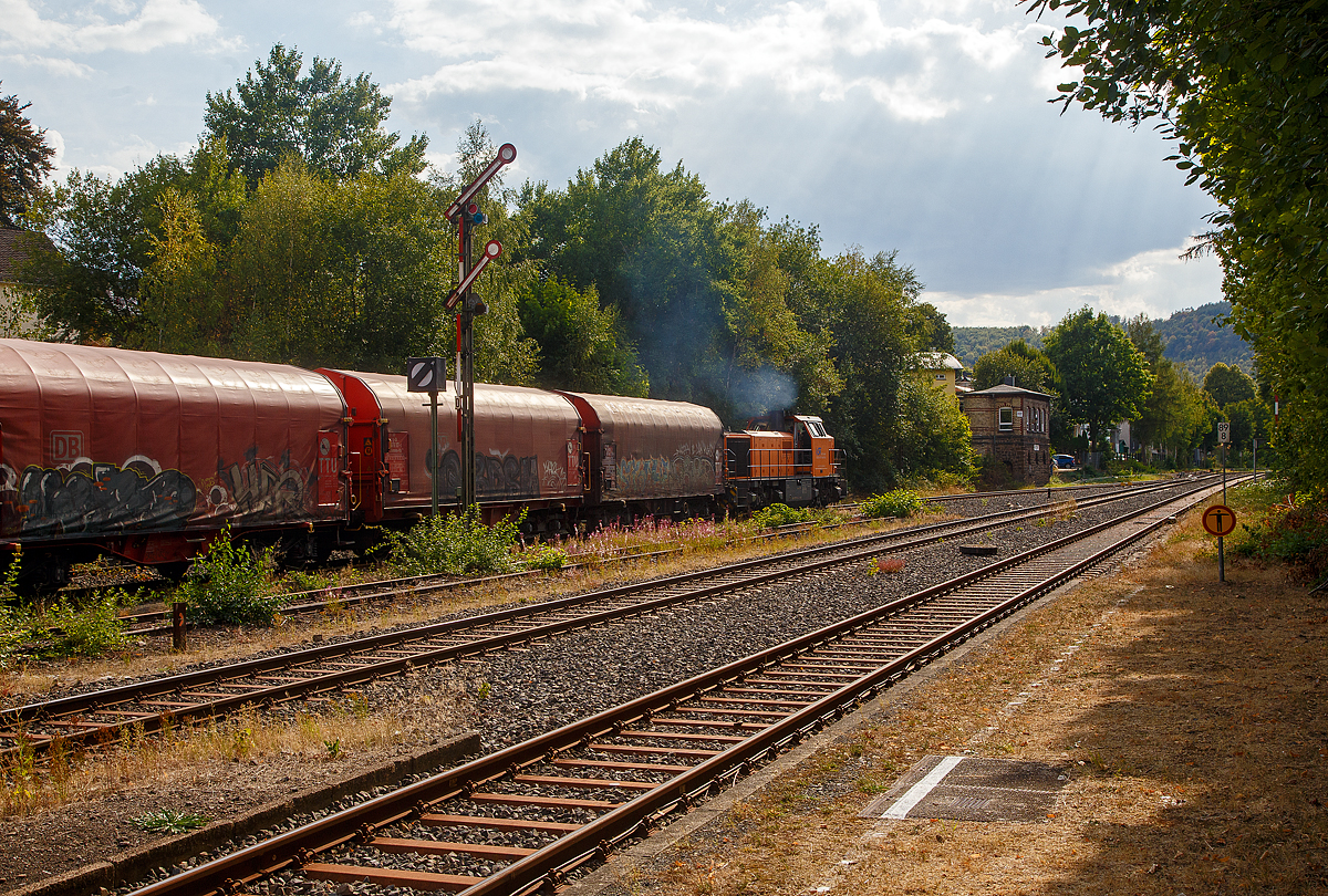 Nun zeigt das Signal Hp 2 – Langsamfahrt und die KSW 46 bzw. 277 807-4 (92 80 1277 807-4 D-KSW), die Vossloh G 1700-2 BB der Kreisbahn Siegen-Wittgenstein, verlässt am 30.08.2022, mit einem langen Übergabe-Güterzug, den Bahnhof Herdorf . Sie fährt via Betzdorf (Sieg) nach Kreuztal.

Hinten das Stellwerk Herdorf Fahrdienstleiter.
