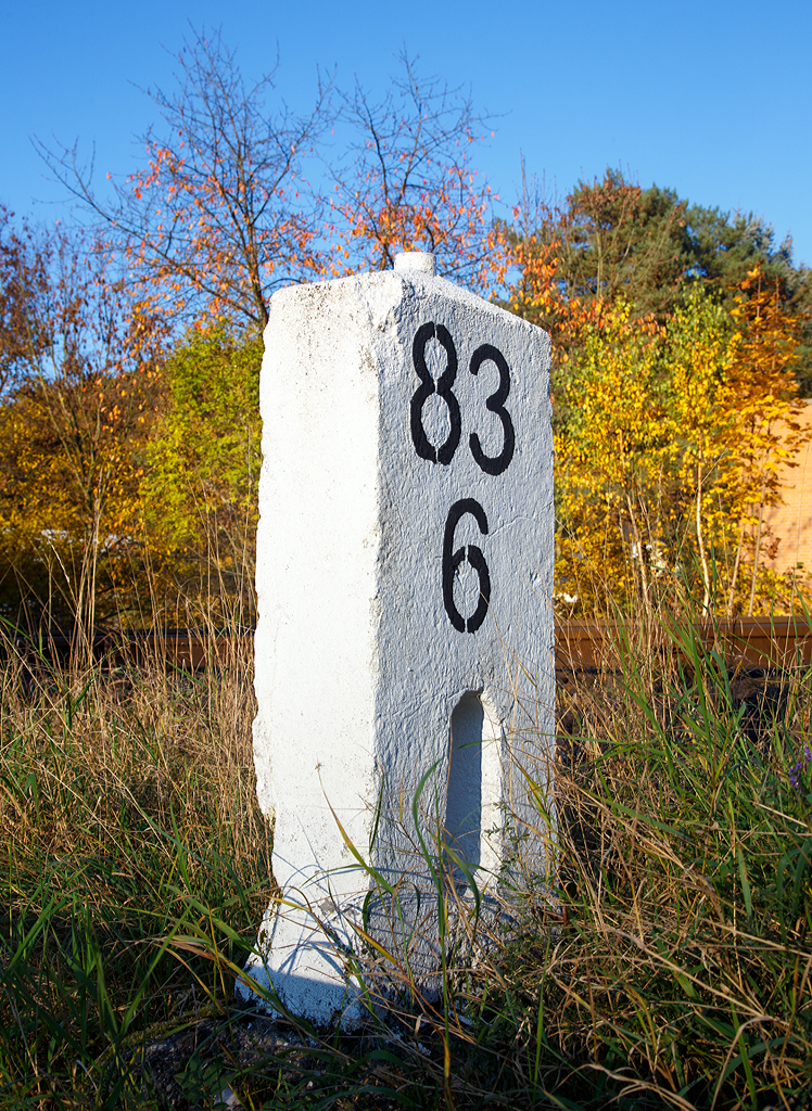 
Nur ein Kilometerstein....
Der alte Kilometerstein 83,6 der Hellertalbahn (Bahnstrecke Betzdorf–Haiger, KBS 462, DB - Streckennummer  2651), am 27.10.2015 in Betzdorf/Sieg.