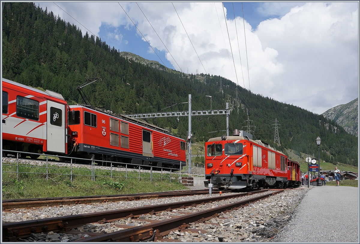 Oberwalds  Bahnh�fe : Oben der MGB Bahnhof und unten der DFB Museum-Bahnhof. 
Oben f�hrt ein MGB Zug, gezogen von einem Deh 4/4 Richtung Andermatt, w�hrend unten die HGm 4/4 61 rangiert. 

31. Aug. 2019
