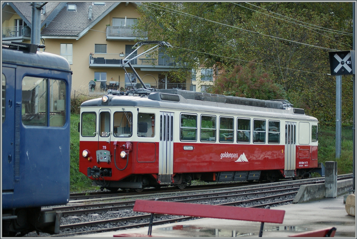 Obwohl der CEV BDeh 2/4 75 in voller Gr�sse zu sehen ist, finde ich das die Umgebung das  Motiv verdeckt .
Blonay, den 15. Okt. 2014