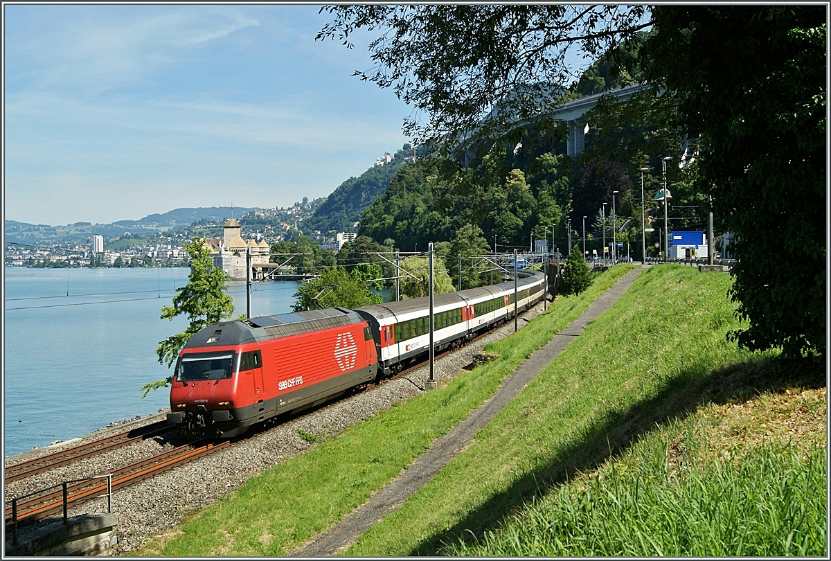 Obwohl das Château de Chillon noch immer eingerüstet ist, konnte ich es mir nicht verkneifen an dieser bewährten Fotostelle die 460 002-9 mit iherm IR 1713 abzulichten.
26. Juni 2015