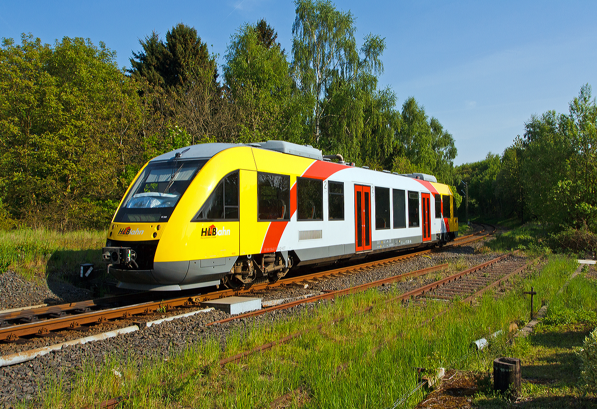 
Obwohl schon in den HLB Farben, und nicht mehr grün-weiß, so fährt er noch als VT 209 Abp (95 80 0640 109-4 D-VCT) der vectus Verkehrsgesellschaft mbH. Hier ist er am 05.05.2013 kurz vor der Einfahrt in den Bahnhof Westerburg/Ww an der KBS 461  Oberwesterwaldbahn , er fährt die Verbindung Limburg(Lahn) - Westerburg - Hachenburg - Altenkirchen - Au (Sieg) als RB 28   Oberwesterwald-Bahn . 

Der Alstom Coradia LINT 27 wurde 2004 von Alstom  (vormals Linke-Hofmann-Busch GmbH (LHB)) in Salzgitter unter der Fabriknummer 1187-009 gebaut.