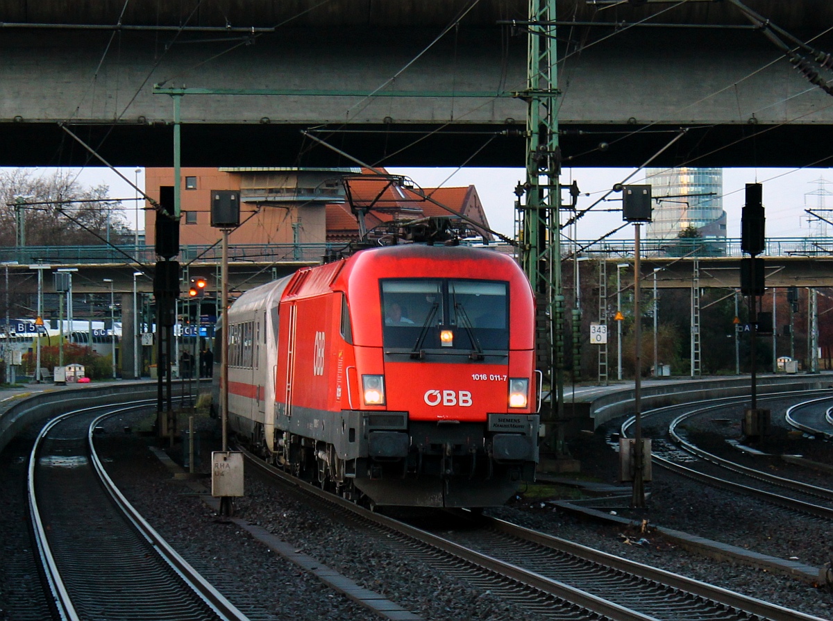 ÖBB 1016 011-7 verlässt hier mit einem IC den Bahnhof Hamburg-Harburg. 03.12.2011