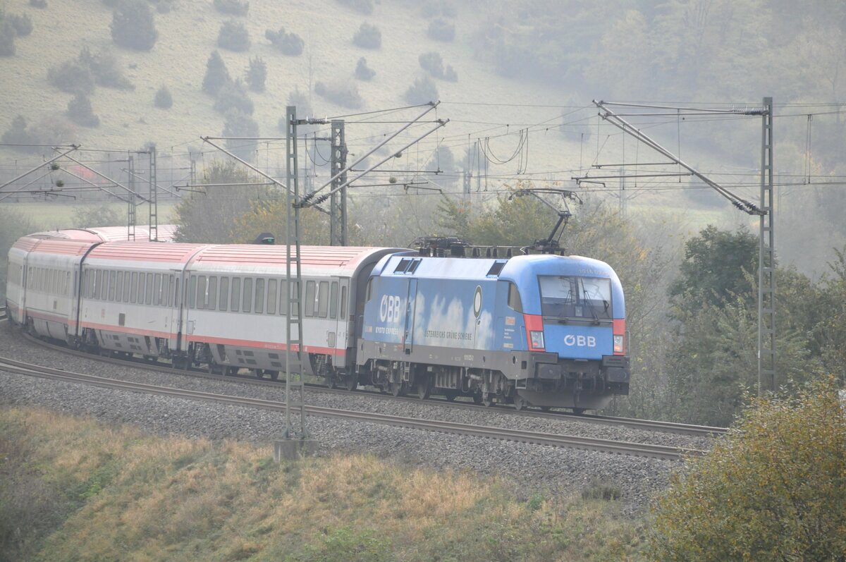 ÖBB 1016 023-2 mit EC Mozart und Werbung Kyoto-Express bei Urspring am 22.10.2011.