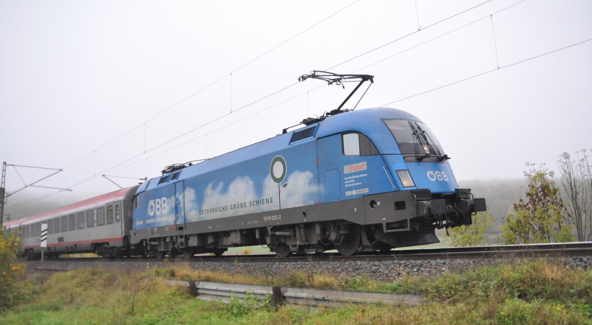 ÖBB 1016 023-2 mit Werbung als Kyoto-Express auf der Schwäbischen Alb am 07.10.2010.