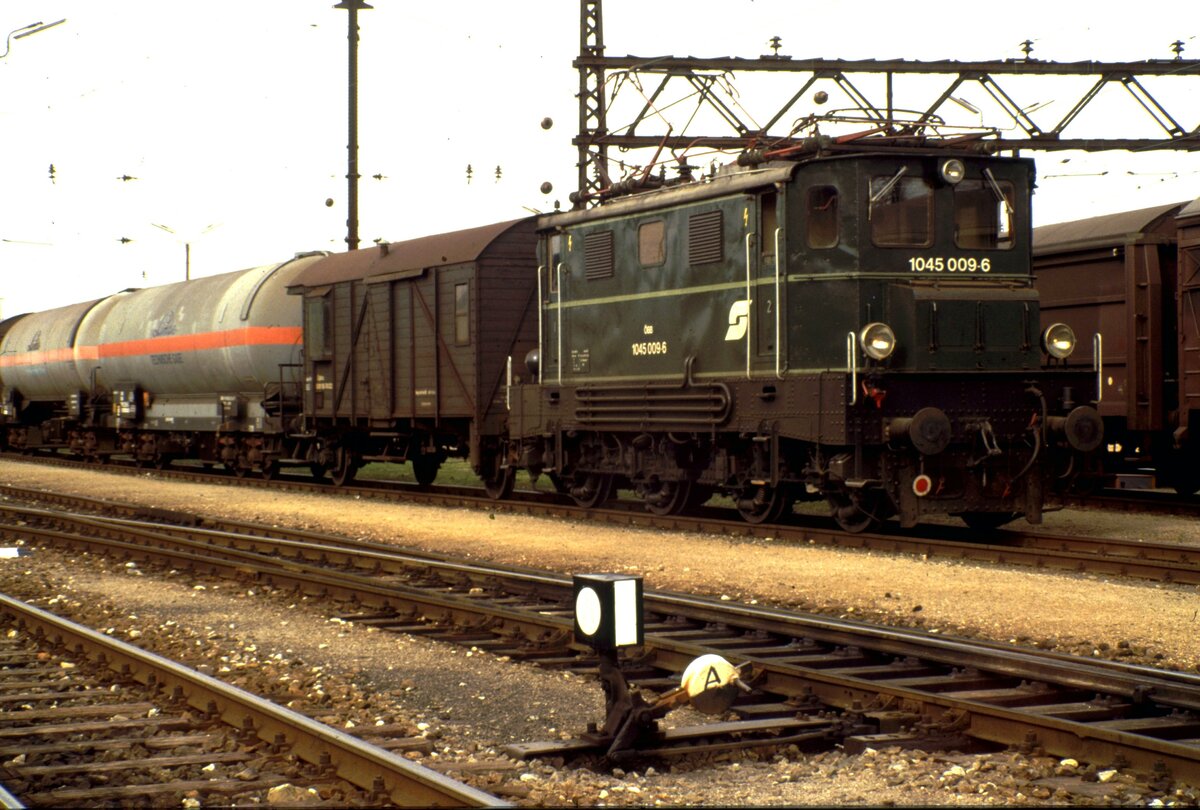 �BB 1045 009-6 rangiert in Attnang-Puchheim am 05.05.1988.