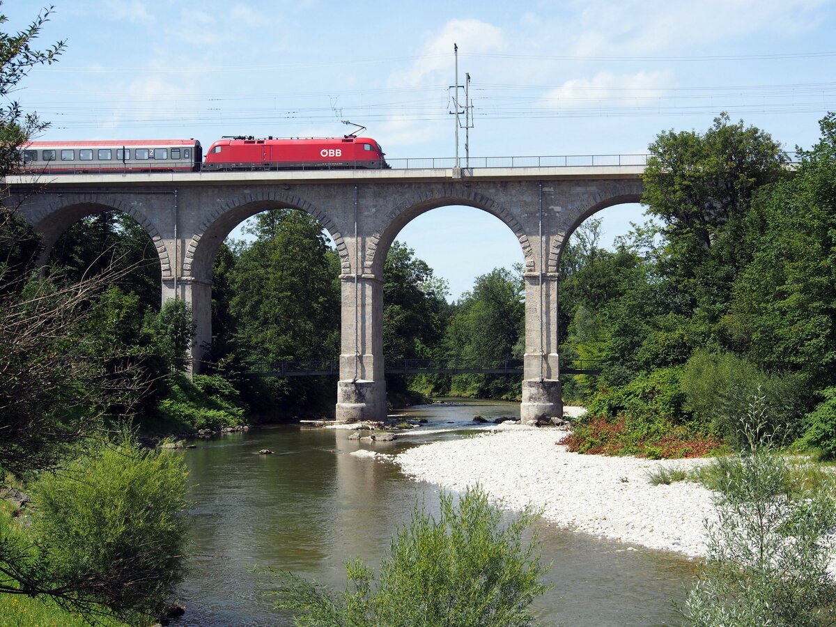 ÖBB 1116 203-4 mit ÖBB EC auf dem Traunviadukt bei Traunstein am 29.07.2020.
