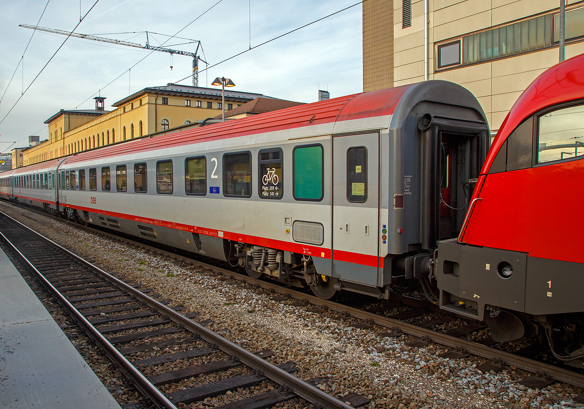 
ÖBB 2. Klasse Großraumwagen der Bauart Bmpz-73, A-ÖBB 73 81 29-91 046-6 Bmpz, als Kurswagen des  EC 212 „Mimara“ von Zagreb, eingereiht als Wagen 273  in den EC 112 „Blauer Enzian“ (Klagenfurt Hbf - Frankfurt am Main Hbf) am 08.02.2020 beim Halt im Hauptbahnhof Augsburg.

TECHNISCHE DATEN: 
Hersteller: SGP Graz (Anfang der 1990er)
Spurweite: 1.435 mm 
Länge über Puffer:  26 400 mm
Drehzapfenabstand:  19.000 mm
Achsstand:  21.500 mm
Achsstand im Drehgestell:  2.500 mm
Drehgestellbauart: Minden-Deutz 522
Leergewicht: 50 t
Höchstgeschwindigkeit:  200 km/h
Sitzplätze: 74 (2.Klasse)
Abteile: Großraum
Fahrradstellplätze: 2
Toiletten: 1(geschlossenes System)
Die Wagen wurden zwischen 2002 und 2008 modernisiert 
