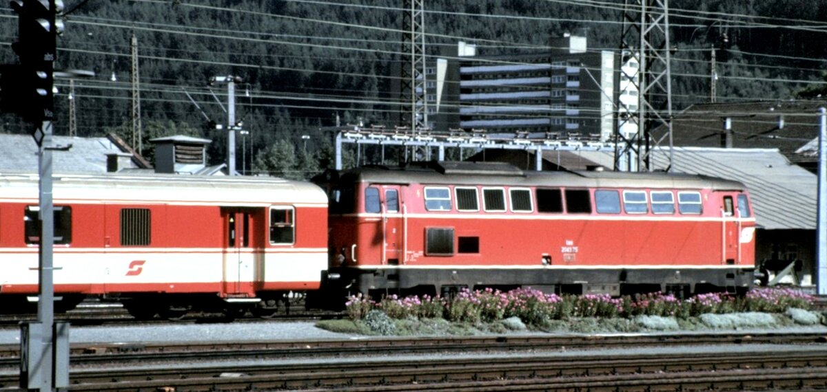 ÖBB 2043.75 mit Personenzug in Innsbruck am 17.08.1978. Der erste Wagen ist ein Pack- und Personenwagen Bauart Schlieren.