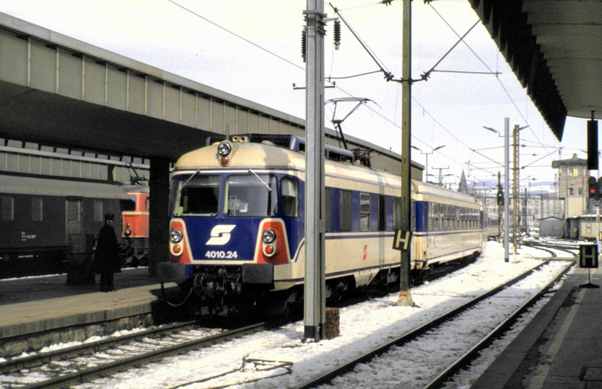 ÖBB 4010.24 in Linz am 21.03.1985.