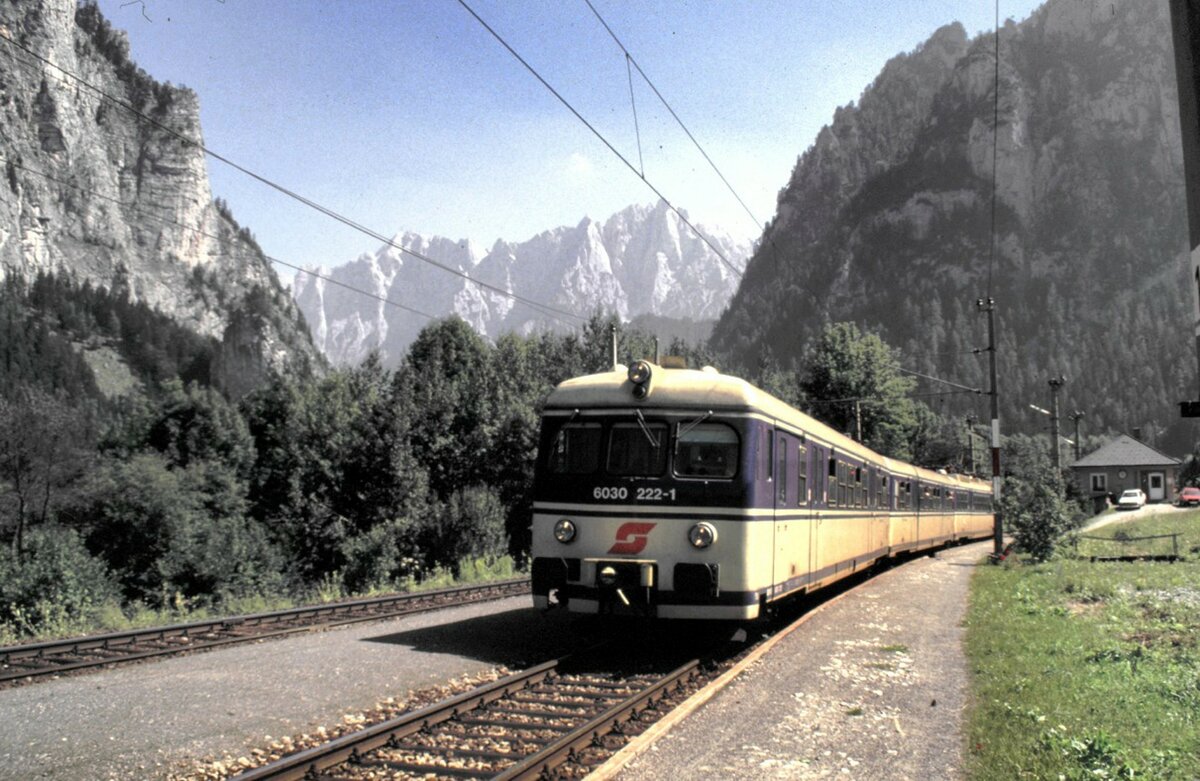 ÖBB 4030.222-1 beim Gesäuse Eingang am 23.08.1987; zu sehen ist der Steuerwagen mit der Nr.6030.222-6.